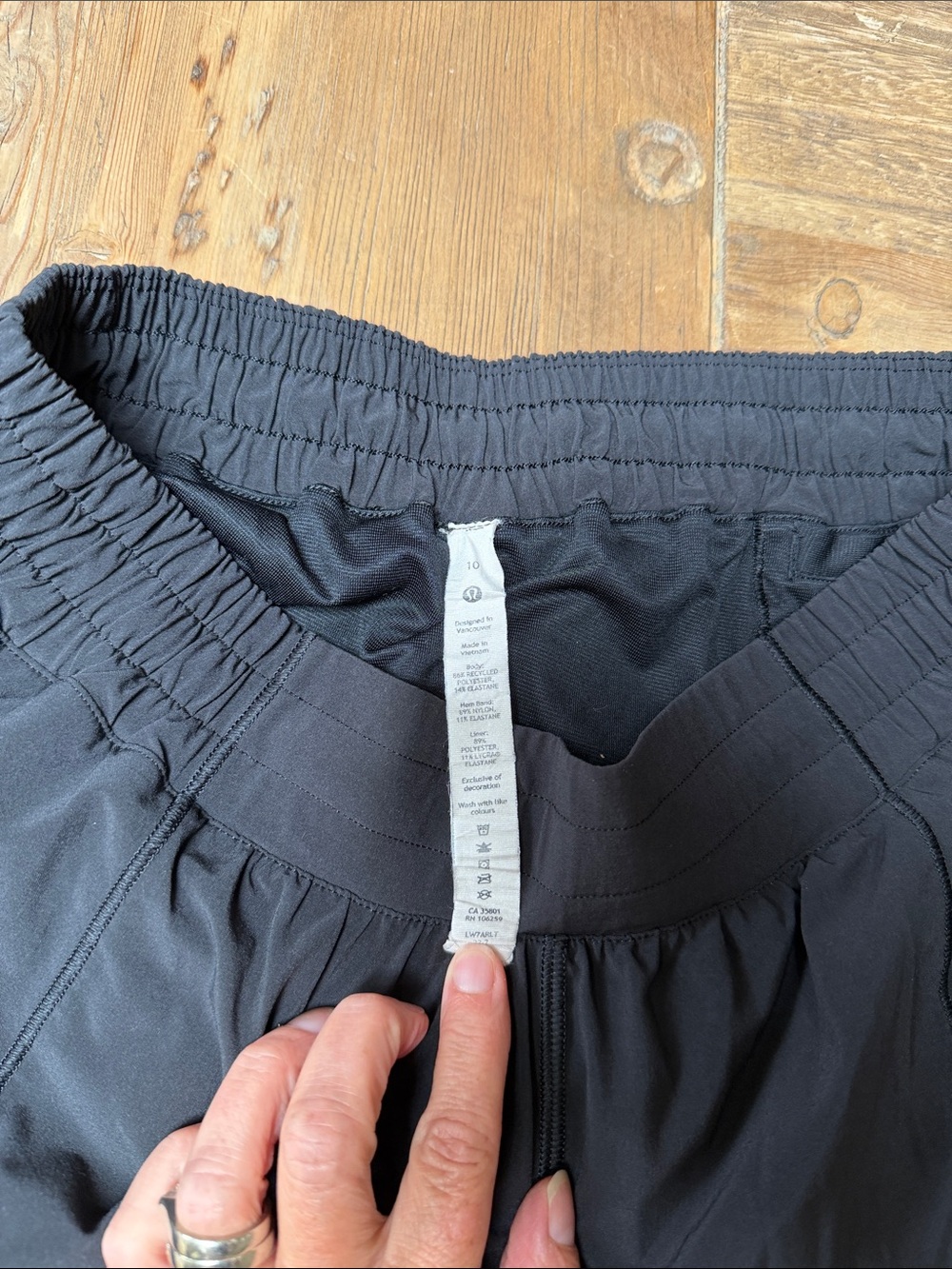 Lululemon 4’ hottie hot shorts - Picture 3 of 3